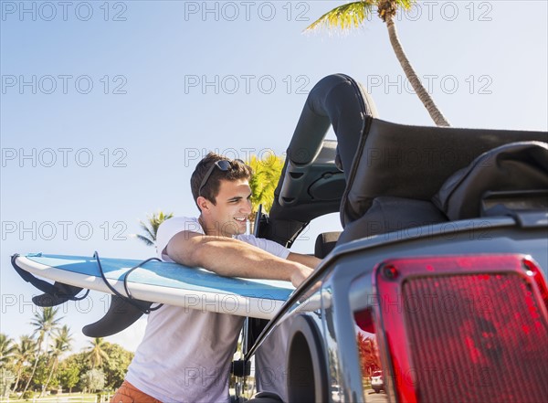 Young man packing surfboard. Jupiter, Florida, USA.
Photo : Daniel Grill