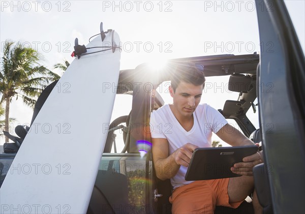 Young man using digital tablet. Jupiter, Florida, USA.
Photo : Daniel Grill