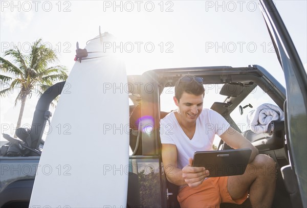 Young man using digital tablet. Jupiter, Florida, USA.
Photo : Daniel Grill