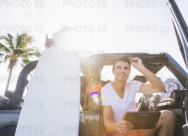 Young man using digital tablet. Jupiter, Florida, USA.
Photo : Daniel Grill