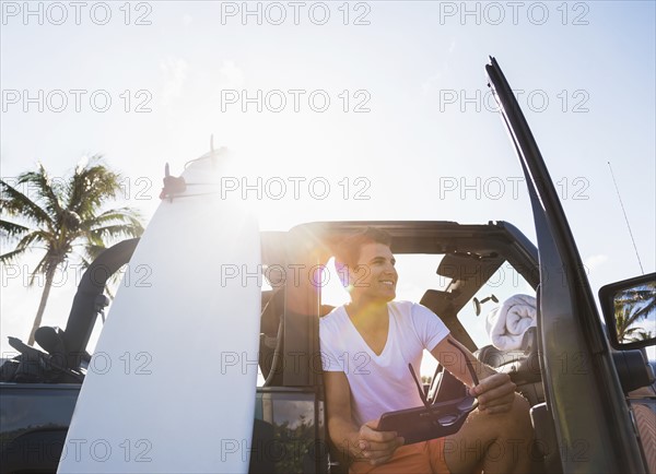 Young man using digital tablet. Jupiter, Florida, USA.
Photo : Daniel Grill