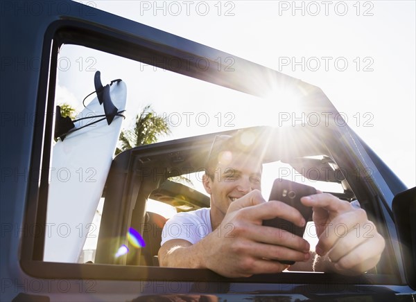 Young man using mobile phone. Jupiter, Florida, USA.
Photo : Daniel Grill