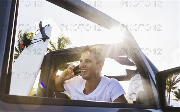 Young man using mobile phone. Jupiter, Florida, USA.
Photo : Daniel Grill