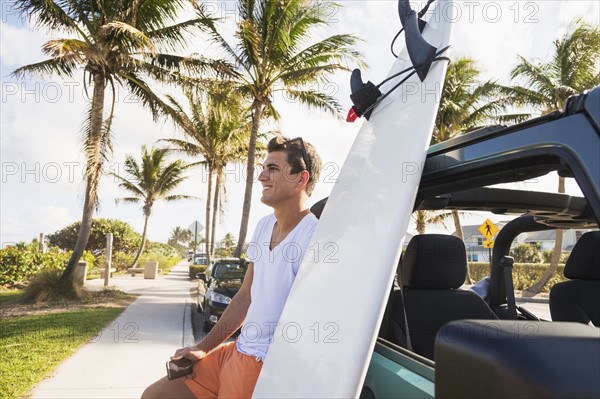 Young man holding mobile phone. Jupiter, Florida, USA.
Photo : Daniel Grill