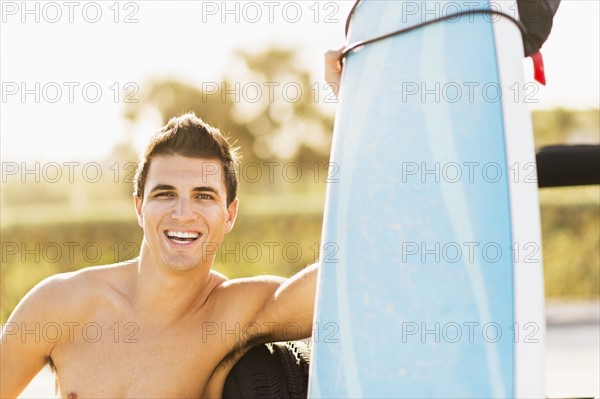 Young man holding surfboard. Jupiter, Florida, USA.
Photo : Daniel Grill