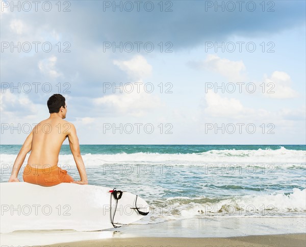 Young man sitting on surfboard. Jupiter, Florida, USA.
Photo : Daniel Grill