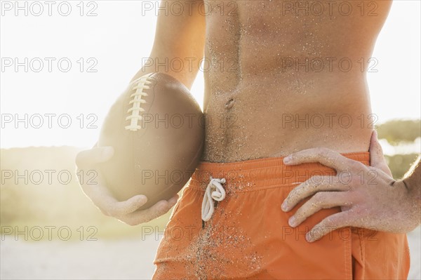 Young man playing football on beach. Jupiter, Florida, USA.
Photo : Daniel Grill