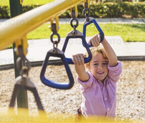 Boy (8-9) playing on playground. Jupiter, Florida, USA.
Photo : Daniel Grill