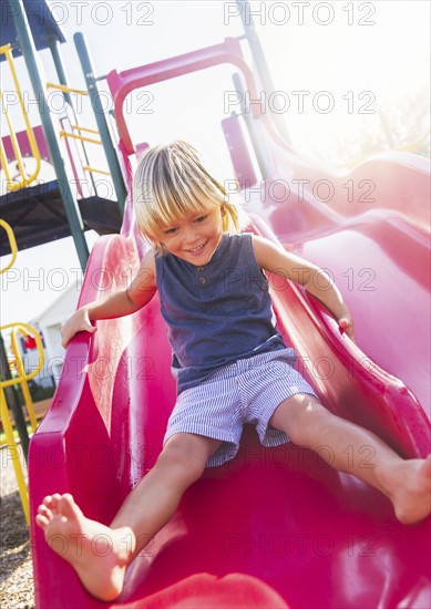 Boy (4-5) playing on playground. Jupiter, Florida, USA.
Photo : Daniel Grill