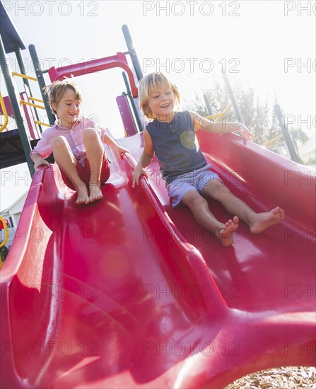 Boys (4-5, 8-9) playing on playground. Jupiter, Florida, USA.
Photo : Daniel Grill