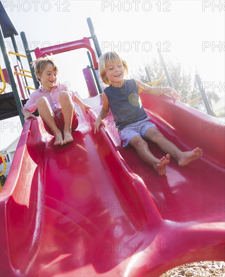 Boys (4-5, 8-9) playing on playground. Jupiter, Florida, USA.
Photo : Daniel Grill