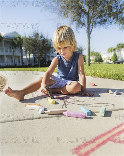 Boy (4-5) playing on playground. Jupiter, Florida, USA.
Photo : Daniel Grill