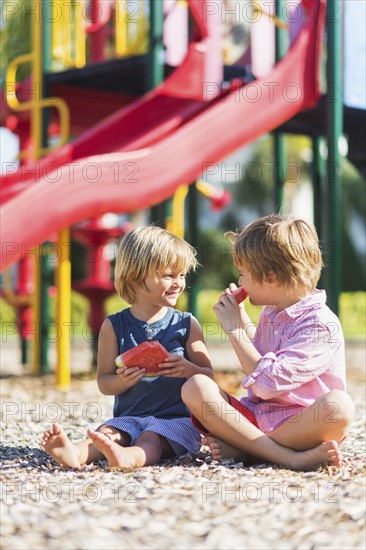 Boys (4-5, 8-9) playing on playground. Jupiter, Florida, USA.
Photo : Daniel Grill