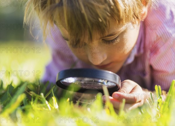 Boy (8-9) searching for bugs.
Photo : Daniel Grill