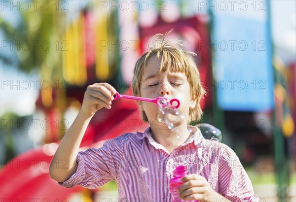 Boy (8-9) blowing bubbles. Jupiter, Florida, USA.
Photo : Daniel Grill