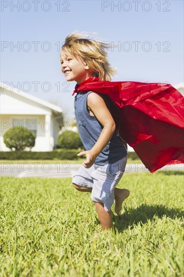 Boy (4-5) running with cape. Jupiter, Florida, USA.
Photo : Daniel Grill