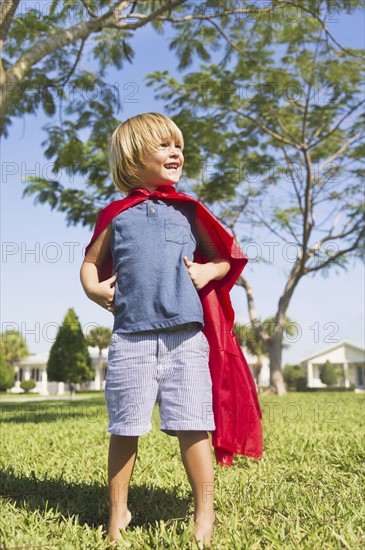 Boy (4-5) running in cape. Jupiter, Florida, USA.
Photo : Daniel Grill