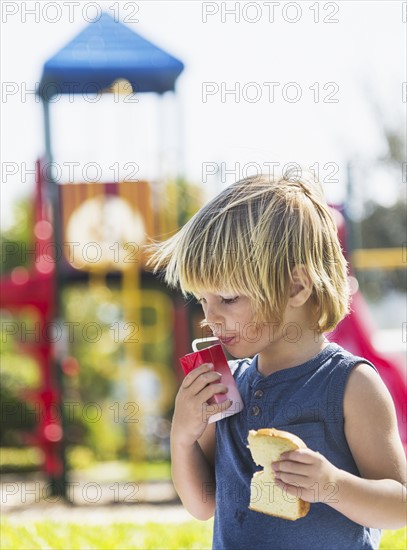 Boy (4-5) running in cape. Jupiter, Florida, USA.
Photo : Daniel Grill