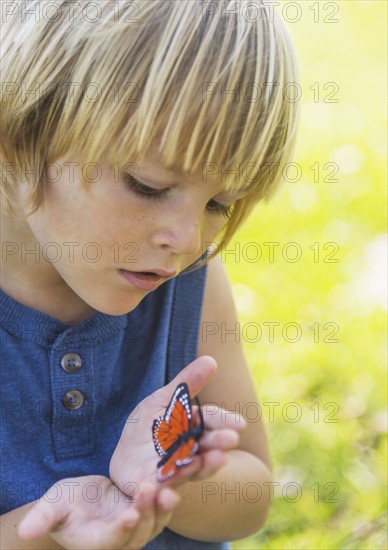 Boy (4-5) watching butterfly.
Photo : Daniel Grill