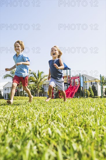 Boys (4-5, 8-9) running. Jupiter, Florida, USA.
Photo : Daniel Grill