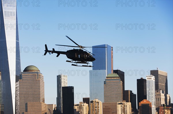 Helicopter flying over city. New York City, USA.
Photo : ALAN SCHEIN