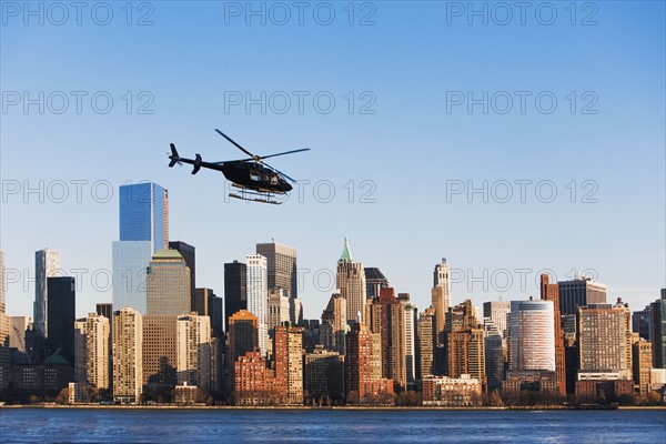 Helicopter flying over city. New York City, USA.
Photo : ALAN SCHEIN