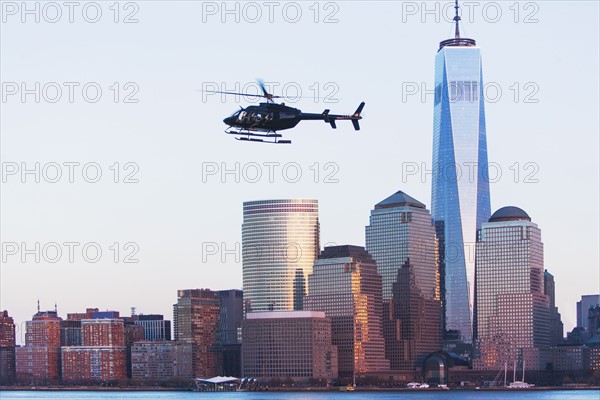 Helicopter flying over city. New York City, USA.
Photo : ALAN SCHEIN