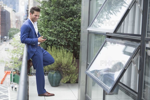 Young businessman relaxing when text messaging. New York City, USA.
Photo : pauline st.denis