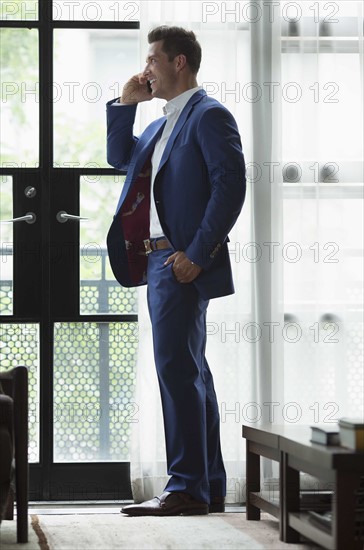 Young businessman standing inside and using mobile phone. New York City, USA.
Photo : pauline st.denis