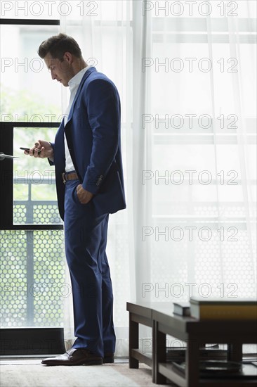 Young businessman standing inside and text messaging. New York City, USA.
Photo : pauline st.denis