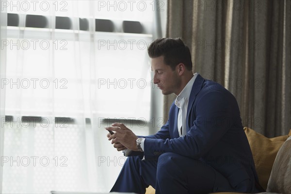 Young businessman sitting inside and text messaging. New York City, USA.
Photo : pauline st.denis