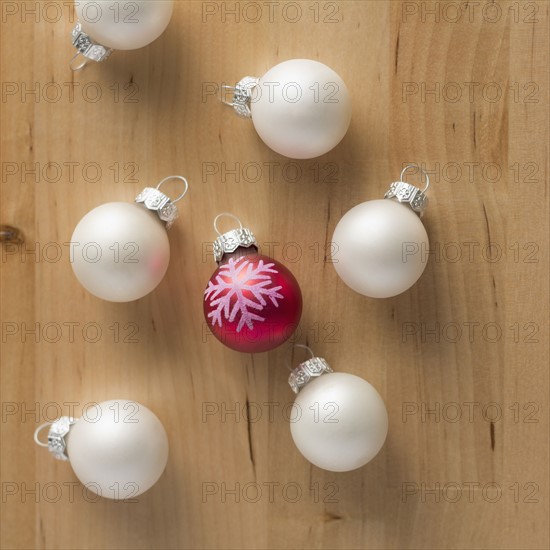 Studio shot of Christmas baubles.
Photo : Kristin Lee