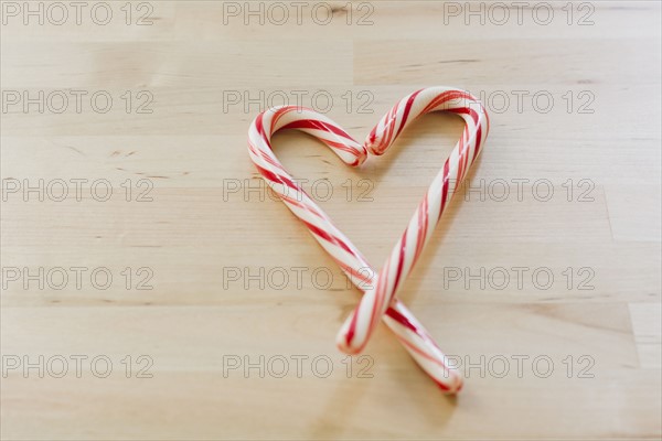 Studio shot of Christmas heart shaped candies.
Photo : Kristin Lee