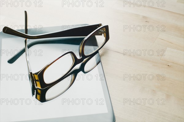 Studio shot of sunglasses on tablet.
Photo : Kristin Lee