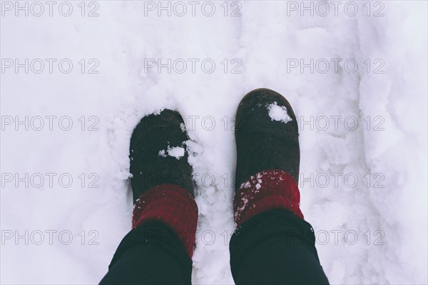 Woman standing on snow, low section.
Photo : Kristin Lee