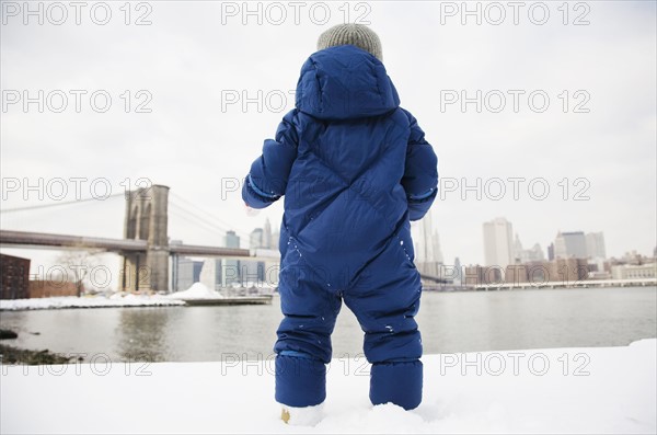 Boy (4-5) looking at Brooklyn Bridge. New York City, New York State, USA.
Photo : Maisie Paterson