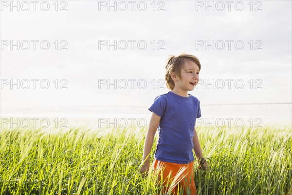 Boy (4-5) standing in grass and looking away. Colorado, USA.
Photo : Maisie Paterson