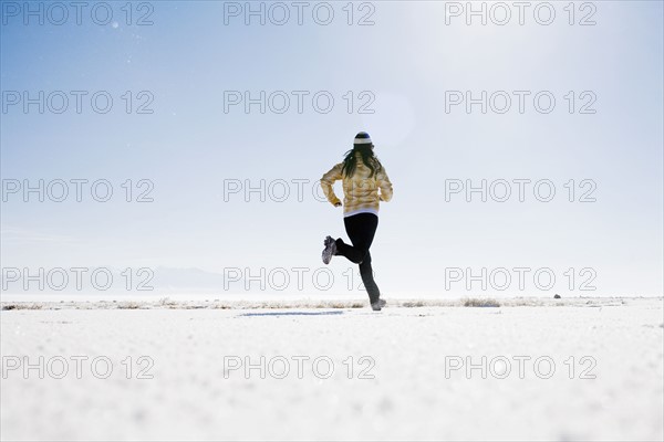 Woman running on snow. Colorado, USA.
Photo : Maisie Paterson