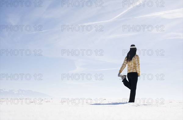 Woman stretching on snow. Colorado, USA.
Photo : Maisie Paterson