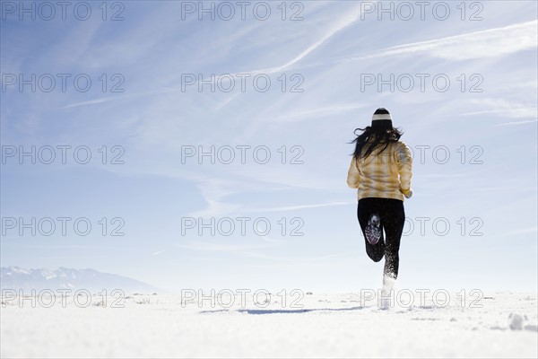 Woman running on snow. Colorado, USA.
Photo : Maisie Paterson