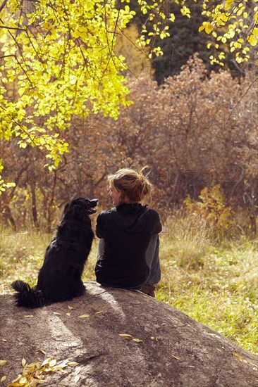 Woman and her collie sitting on stone. Colorado, USA.
Photo : Kelly