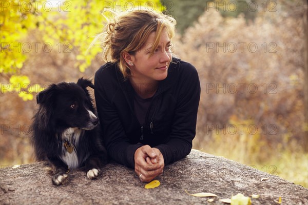 Woman and her collie leaning on rock. Colorado, USA.
Photo : Kelly