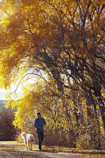 Woman walking her dog in forest. Colorado, USA.
Photo : Kelly