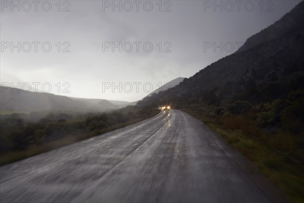 Car lights on wet, foggy, mountain road. Colorado, USA.
Photo : Kelly