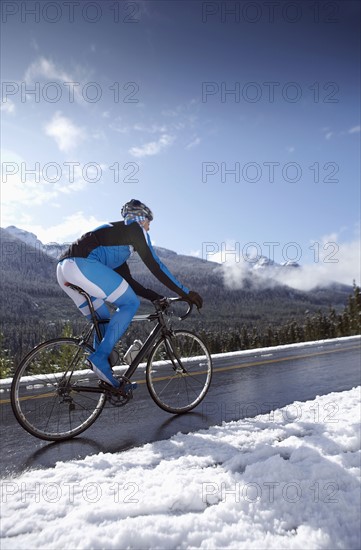 Man riding bike in winter mountains. British Columbia, Canada.
Photo : Kelly