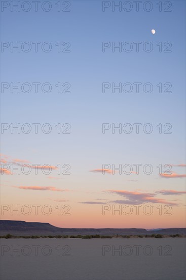 Dusk over desert. Alvord Desert, Oregon, USA.
Photo : Gary Weathers