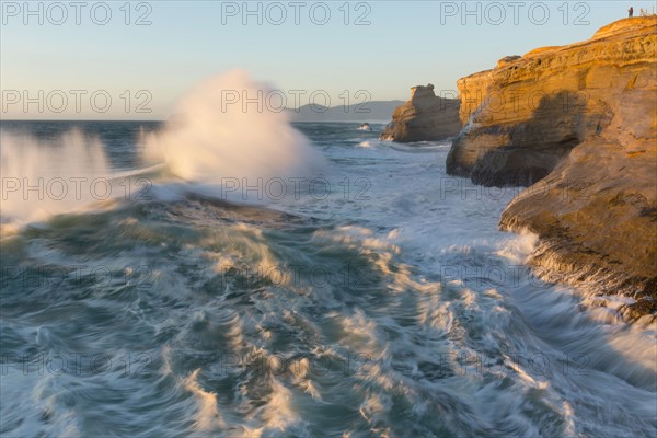 Waves crushing over cliffs. Pacific City, Oregon, USA.
Photo : Gary Weathers