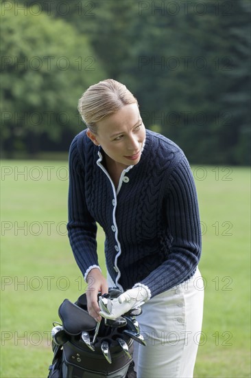 Woman on golf course.
Photo : Mark de Leeuw