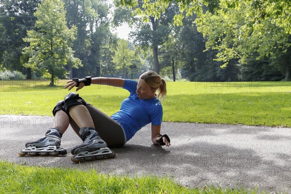 Woman roller skating in park. Netherlands.
Photo : Mark de Leeuw