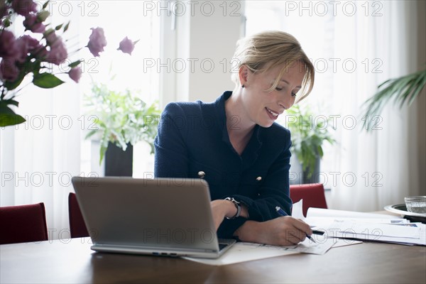 Woman in office.
Photo : Mark de Leeuw